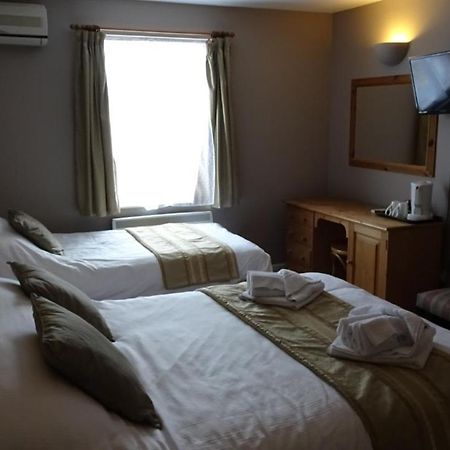 ניוברי The Furze Bush Inn מראה חיצוני תמונה