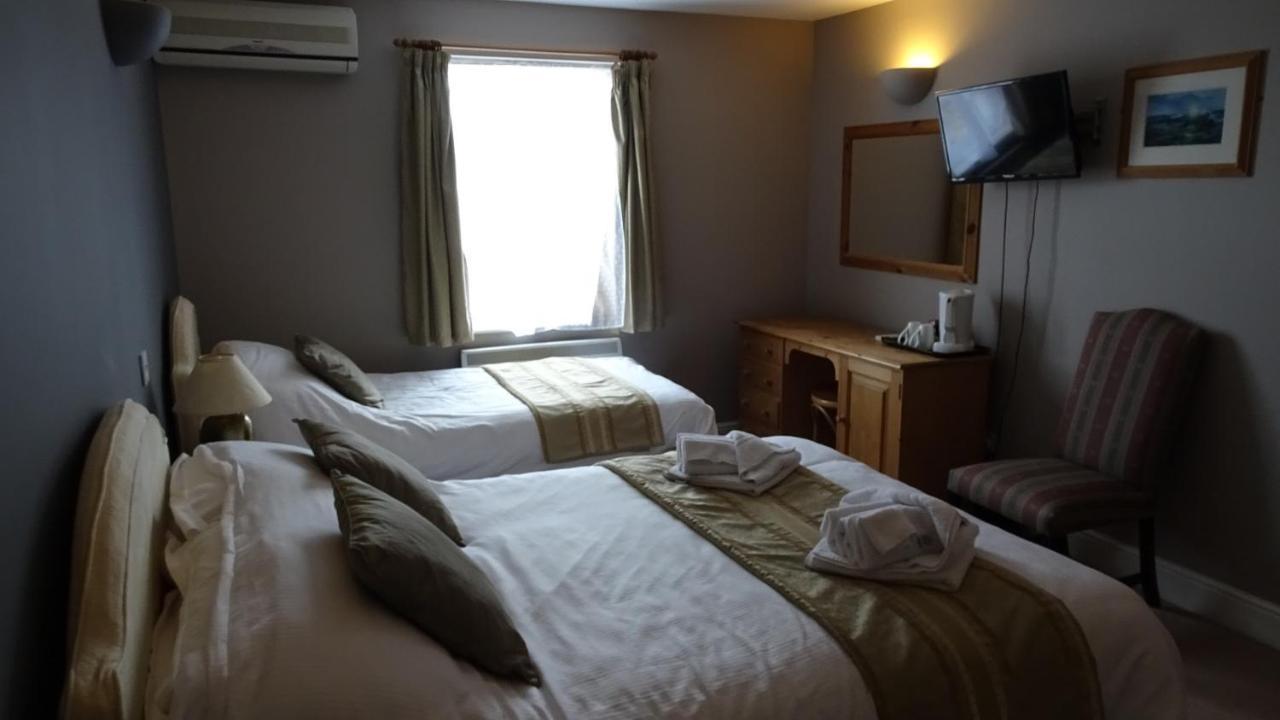 ניוברי The Furze Bush Inn מראה חיצוני תמונה