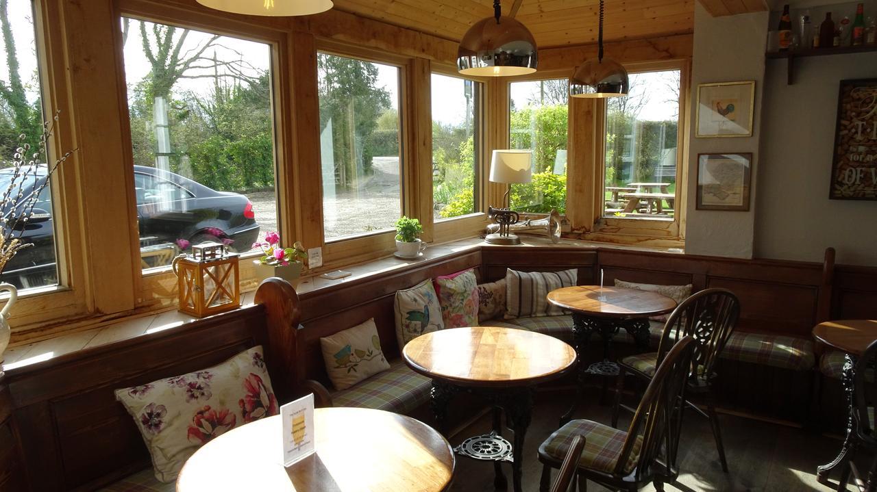 ניוברי The Furze Bush Inn מראה חיצוני תמונה