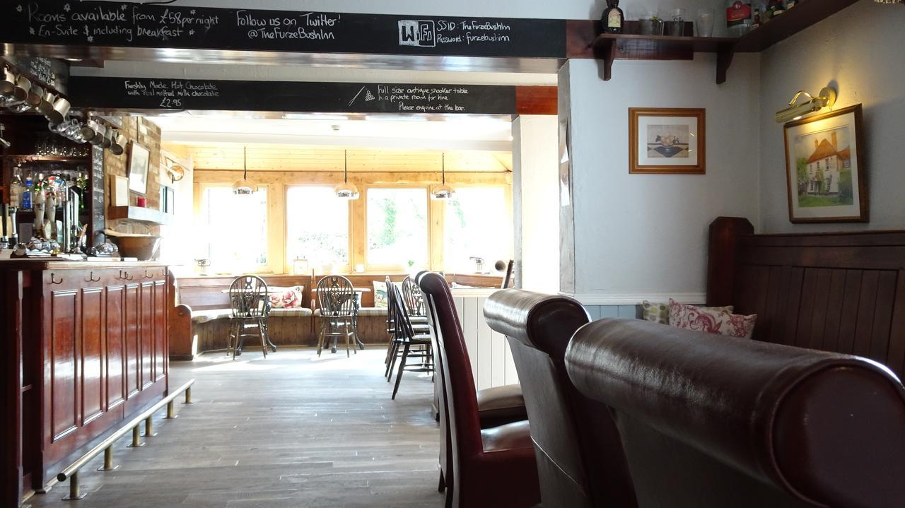 ניוברי The Furze Bush Inn מראה חיצוני תמונה