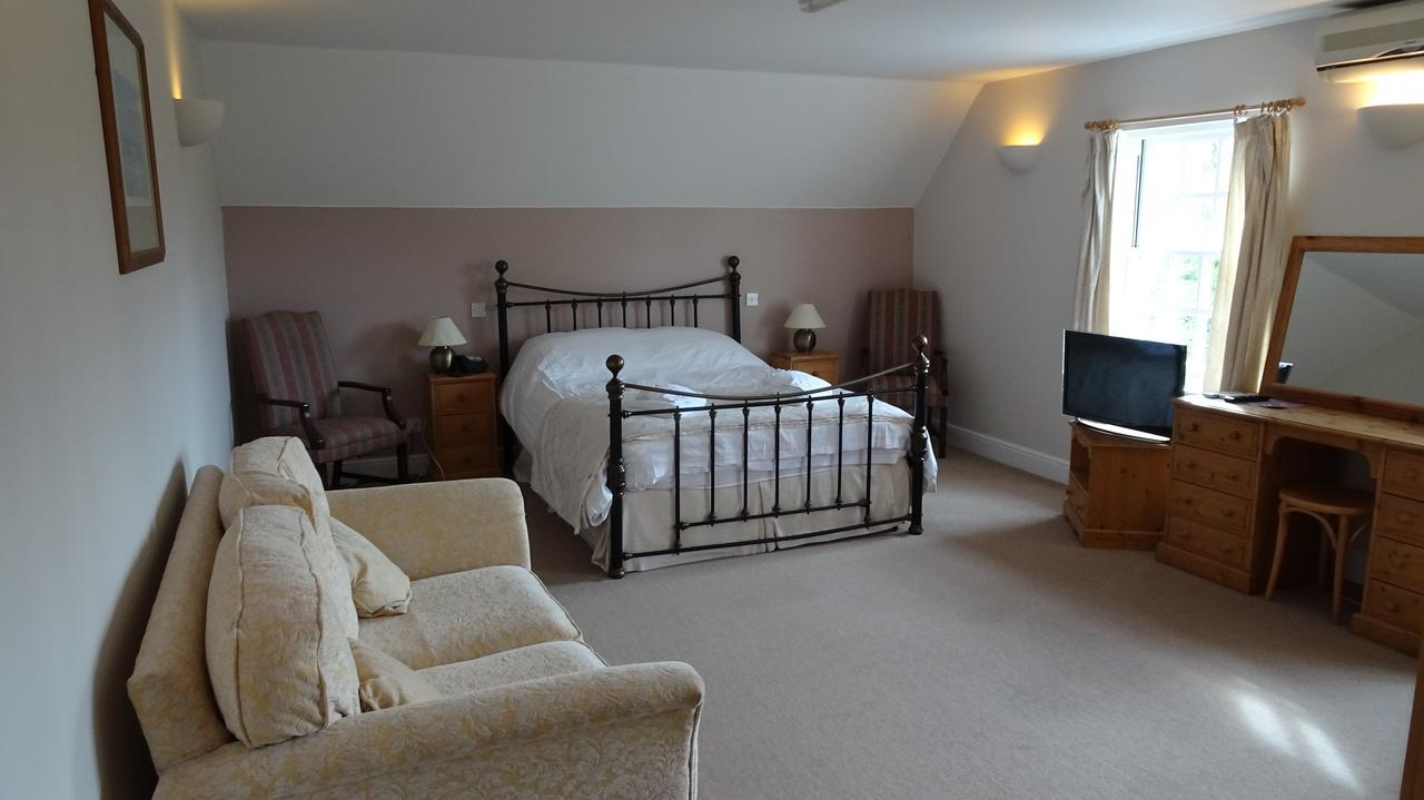 ניוברי The Furze Bush Inn מראה חיצוני תמונה