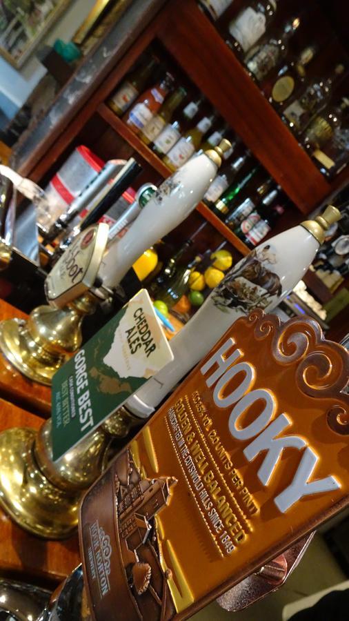 ניוברי The Furze Bush Inn מראה חיצוני תמונה