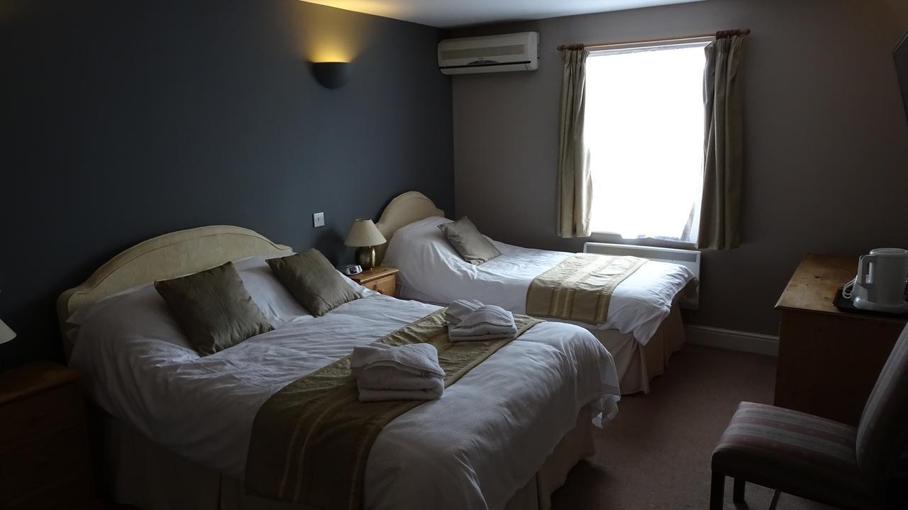ניוברי The Furze Bush Inn מראה חיצוני תמונה