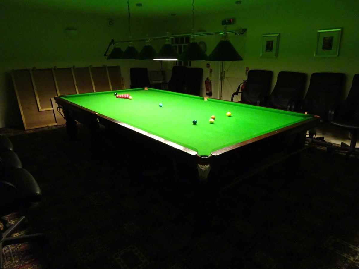 ניוברי The Furze Bush Inn מראה חיצוני תמונה